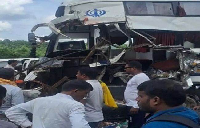 कांकेर कंपनी की यह बस धमतरी से जगदलपुर की ओर जा रही थी