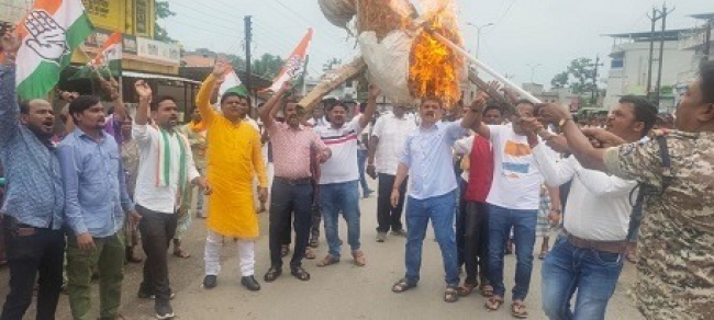 काँग्रेस कार्यकर्ताओ पर हुए लाठी चार्ज और एफआईआर के विरोध में काँग्रेस ने प्रदेश के मुख्यमंत्री और ग्रह मंत्री का किया पुतला दहन काँग्रेस कार्यकर्ताओ पर हुए लाठी चार्ज और एफआईआर के विरोध में काँग्रेस ने प्रदेश के मुख्यमंत्री और ग्रह मंत्री का किया पुतला दहन