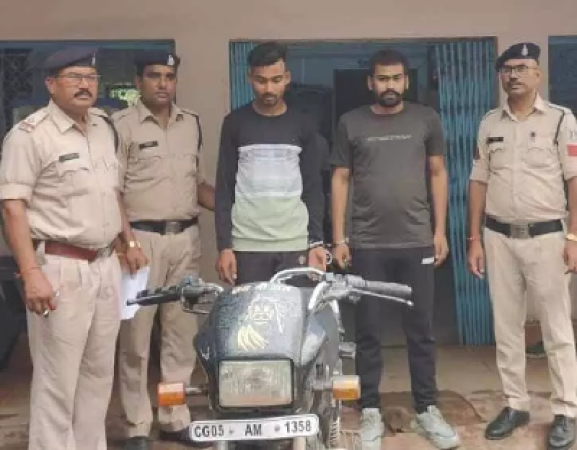 धमतरी जिले के अर्जुनी थाना क्षेत्र में लूटपाट के मामले में पुलिस द्वारा गिरफ्तार किए गए आरोपियों और जब्त की गई बाइक एवं रकम।