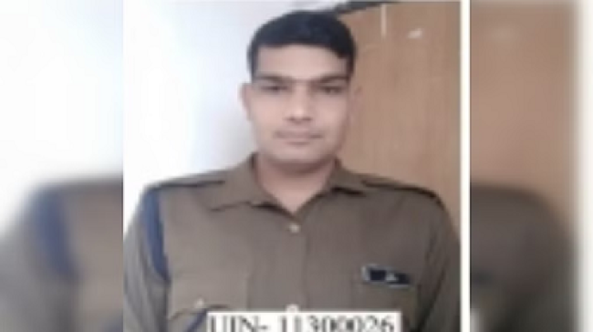 दुर्ग के नेवई थाना क्षेत्र में एसएसबी आरक्षक मनोज कुमार ने इंसास राइफल से खुद को गोली मारकर आत्महत्या कर ली। पुलिस जांच में जुटी।