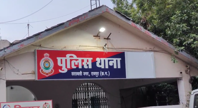 "रायपुर के होटल पिकाडिली में जुए के आरोप में गिरफ्तार 9 आरोपी, उनके पास से 4,07,000 रुपए कैश और ताश की पत्तियां बरामद की गईं।"