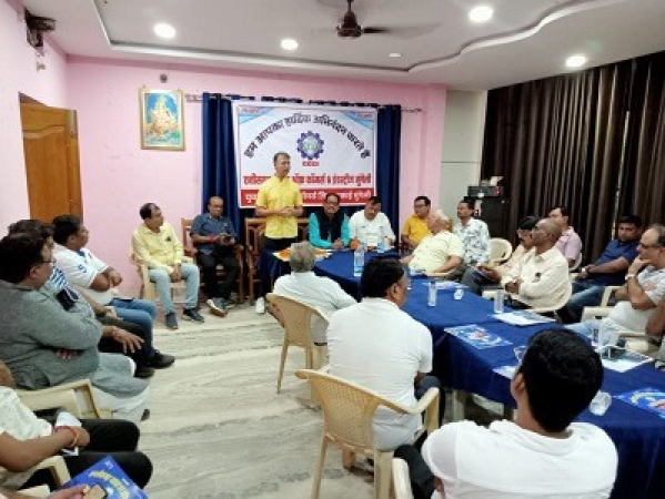 मुंगेली में छत्तीसगढ़ चेम्बर ऑफ कॉमर्स एंड इंडस्ट्रीज की बैठक में प्रदेश पदाधिकारियों के साथ विक्रम सिंहदेव, अजय भसीन, शंकर बजाज, और अन्य शामिल होते हुए।