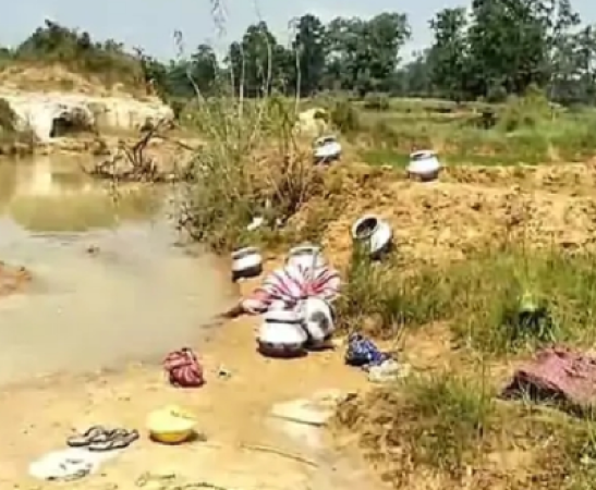 सूरजपुर के गेतरा गांव में मिट्टी निकालते समय खदान धंसने से मलबे में तीन महिलाएं दब गईं, जिसमें एक महिला की मौत हो गई और दो अन्य गंभीर रूप से घायल हो गईं।