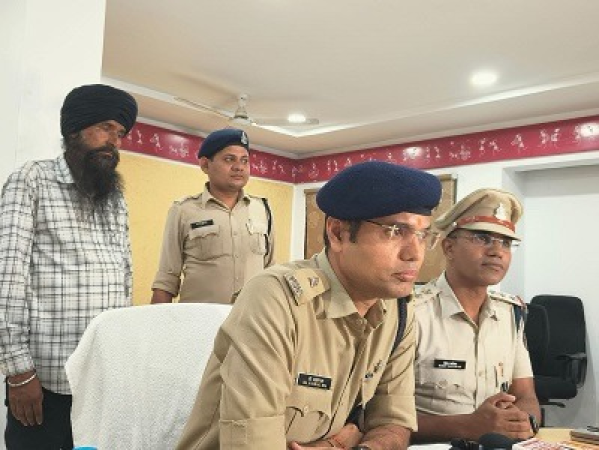 रायपुर पुलिस द्वारा गिरफ्तार किए गए ड्रग पैडलर की गिरफ्तारी और अफीम बरामदगी, निजात अभियान के तहत कार्रवाई, आरोपी के पास से अफीम और एक्टिवा वाहन की जब्ती।