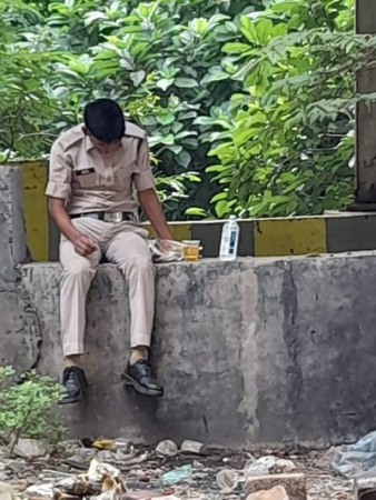 "रायपुर में नशे में चूर होकर गंदगी में सो रहे पुलिसकर्मी का वायरल वीडियो। वीडियो में पुलिसकर्मी वर्दी में नजर आ रहा है, जिससे पुलिस विभाग की छवि को क्षति पहुंची है।"