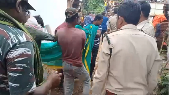 "धमतरी के परसा बुडा गांव में शौचालय में घुसा तेन्दुआ। ग्रामीणों की सूझबूझ और वन विभाग की त्वरित कार्रवाई से तेन्दुआ को सुरक्षित रूप से बाहर निकाला गया और जंगल में छोड़ दिया गया।"