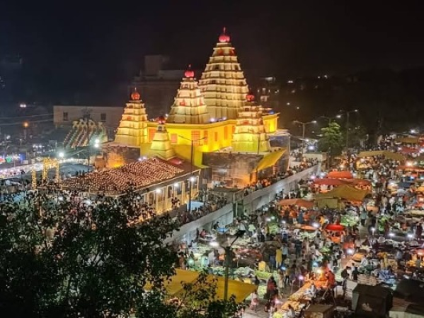 भोपाल के सराफा बाजार में गणेशोत्सव के लिए सजावट और विशेष हॉलमार्क चूड़ियां, चांदी-सोने के गणेश, चांदी के कलश, और अन्य पूजा सामग्री प्रदर्शित की गई है।