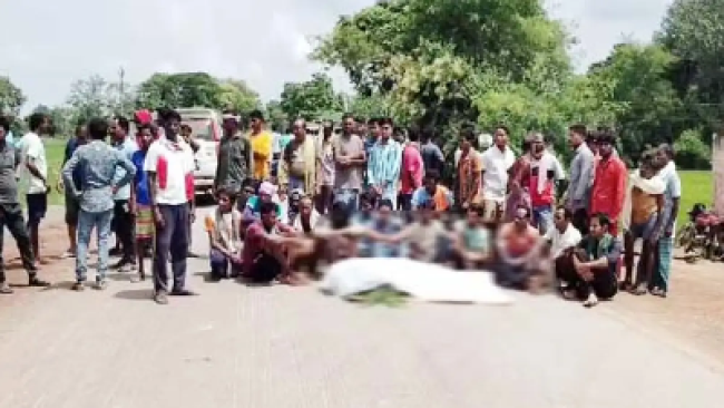 छत्तीसगढ़ के सारंगढ़ जिले में देवसर राइस मिल की दीवार गिरने से मजदूर की मौत; ग्रामीणों ने शव सड़क पर रखकर किया चक्का जाम; मुआवजे के बाद मामला शांत, पुलिस ने एफआईआर दर्ज की।