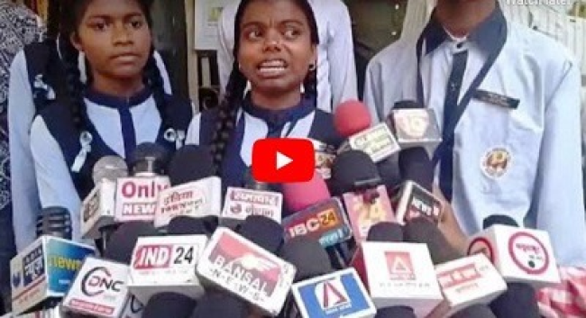 छत्तीसगढ़ के मुख्यमंत्री ने राजनांदगांव के जिला शिक्षा अधिकारी अभय जायसवाल को तत्काल प्रभाव से हटाया, जिन्होंने छात्राओं को जेल में सड़ा देने की धमकी दी थी; घटना के बाद प्रशासनिक जवाबदेही और संवेदनशीलता पर जोर दिया गया।