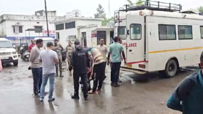 दंतेवाड़ा में सर्चिंग पर निकले सीआरपीएफ जवानों पर आकाशीय बिजली गिरने से उनकी मौत हो गई। घटना इंद्रावती सातधार के पास हुई, जहां तेज बारिश के दौरान जवान गंभीर रूप से घायल हो गए थे। इलाज के बावजूद दोनों की मौत हो गई, जिससे सुरक्षा बलों और स्थानीय प्रशासन में शोक की लहर फैल गई है।