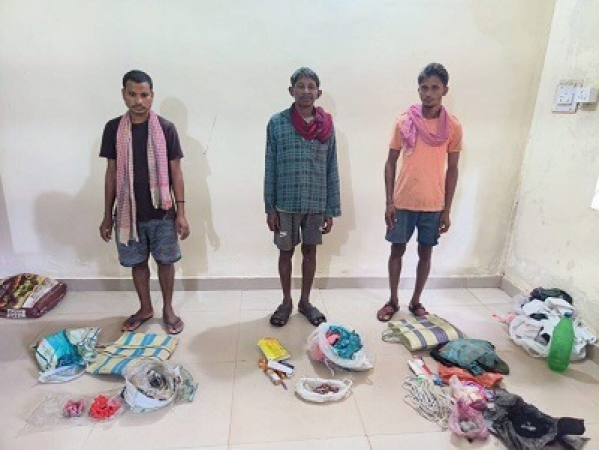 बीजापुर में माओवादी विरोधी अभियान के दौरान पकड़े गए तीन संदिग्ध नक्सलियों के पास से बरामद विस्फोटक सामग्री, जिसमें कोर्डेक्स वायर, जिलेटिन, गन पाउडर, डेटोनेटर और अन्य सामग्री शामिल है।