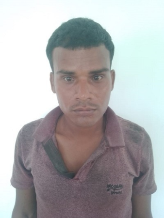 पुलिस द्वारा गिरफ्तार किए गए सीरियल किलर तेजराम उर्फ कोंदा का चित्र, जो चार साल पुराना मर्डर केस सुलझाने में पकड़ा गया। घटनास्थल पर हत्या में प्रयुक्त हथियार और साक्ष्यों की तस्वीरें, जिसमें खून लगी लकड़ी और लोहे का हंसिया शामिल है।