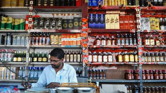 छत्तीसगढ़ में आज से सभी प्रमुख ब्रांड्स की अंग्रेजी शराब उपलब्ध होने लगी है। ब्रेवरेज कारपोरेशन ने 34 कंपनियों के साथ एग्रीमेंट कर 20 लाख पेटियों का ऑर्डर दिया है।