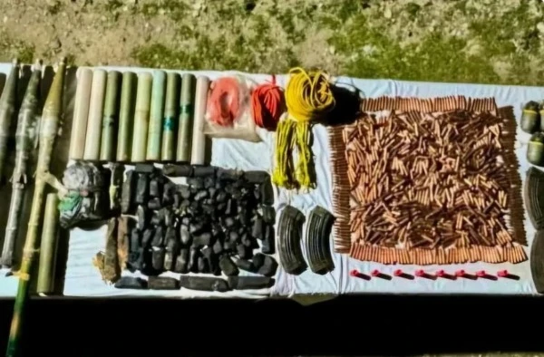 जम्मू-कश्मीर के कुपवाड़ा जिले के केरन सेक्टर में नियंत्रण रेखा (LoC) के पास जंगल से जब्त किए गए हथियारों और गोला-बारूद का एक जखीरा, जिसमें एके-47 राउंड, हैंड ग्रेनेड, आरपीजी राउंड और आईईडी के लिए सामग्री शामिल हैं।