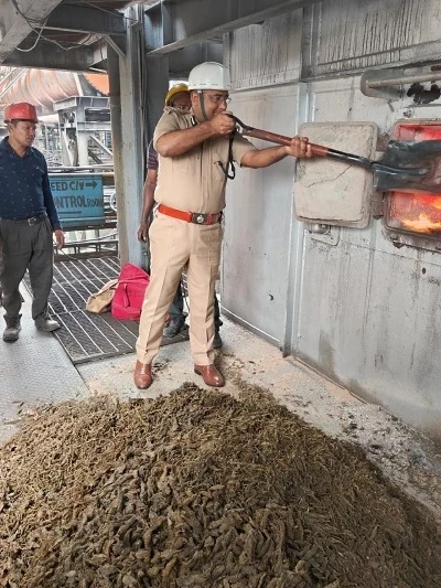 रायपुर रेंज में एनडीपीएस एक्ट के तहत जब्त गांजा का विधिसम्मत नष्टिकरण। वीडियो में दिखाया गया है कि गांजा को रायपुर के सिलतरा स्थित पावर प्लांट की भट्ठी में जलाकर नष्ट किया जा रहा है।