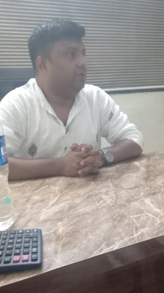 भोपाल में फलों के आयात-निर्यात के नाम पर 83 लाख रुपए की ठगी के मामले में पीड़ित जैनुल आबेदीन ने आरोप लगाया है कि पुलिस ने आरोपी मज़हर मंसूर खान को वीआईपी ट्रीटमेंट दिया और रिमांड अवधि के दौरान कोई पूछताछ नहीं की। पुलिस कमिश्नर से न्याय का आश्वासन मिला है।