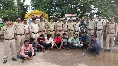 कबीरधाम पुलिस ने चोरी के बड़े मामले में 9 आरोपियों को गिरफ्तार किया। आरोपियों के पास से 17 लाख रुपये मूल्य का सामान, जिसमें 174 बोरी धान, दो पिकअप वाहन और 8 मोबाइल फोन शामिल हैं, जब्त किया गया। सभी आरोपी पूर्व में भी कई चोरी की वारदातों में शामिल रहे हैं।