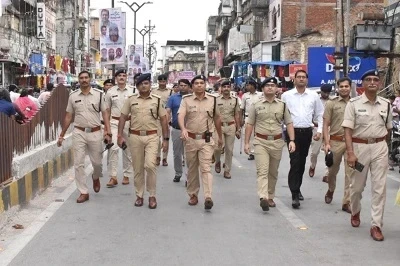 रायपुर पुलिस ने गणेशोत्सव और ईद पर्व के मद्देनजर फ्लैग मार्च निकाला, जिसमें शहर के विभिन्न प्रमुख स्थानों पर सुरक्षा बल तैनात किया गया। वरिष्ठ पुलिस अधिकारियों की देखरेख में किए गए इस मार्च का उद्देश्य सुरक्षा व्यवस्था को मजबूत करना और नागरिकों को शांति का एहसास दिलाना था।