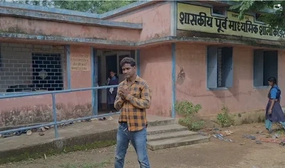 जशपुर जिले के एक शिक्षक का शराबी हालत में स्कूल पहुंचने और गांव में शराब पीने का वीडियो वायरल हो गया है, जिससे प्रशासन में हड़कंप मच गया है। शिक्षक सुरेंद्र कुमार मुंजनी के खिलाफ कार्रवाई की प्रक्रिया शुरू हो गई है। पत्थलगांव विकासखंड शिक्षा अधिकारी ने मामले की जांच शुरू की और शिक्षक के निलंबन की संभावना पर विचार किया जा रहा है।