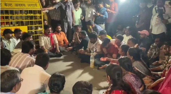 गृहमंत्री विजय शर्मा एसआई अभ्यर्थियों से बातचीत कर रहे हैं, जो अपनी रिजल्ट और नियुक्ति की मांग के लिए प्रदर्शन कर रहे हैं।