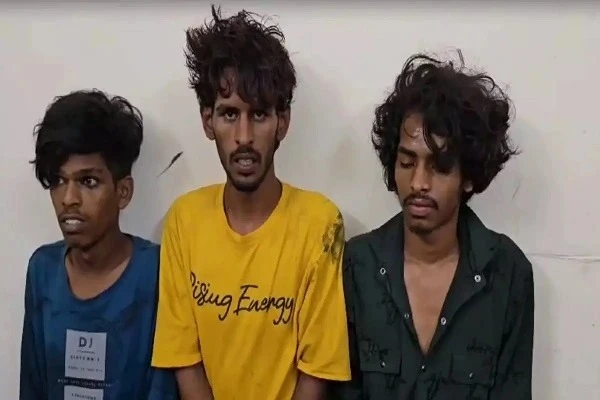 रायपुर के तेलीबांधा इलाके में सरगुजा कलेक्टर कार्यालय के ड्राइवर ईश्वर राजवाड़े की चाकूबाजी में मौत, तीन लुटेरों द्वारा मोबाइल लूटने के प्रयास में हमला।