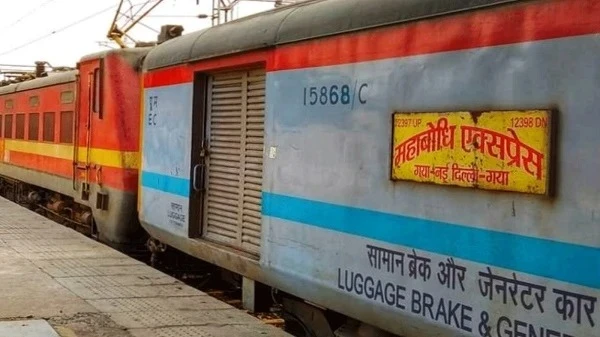 प्रयागराज में महाबोधि एक्सप्रेस पर पथराव, कई यात्री घायल, ट्रेन यमुना ब्रिज के पास गया के लिए रवाना हो रही थी।