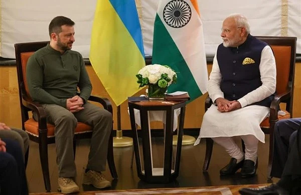 प्रधानमंत्री नरेंद्र मोदी और यूक्रेन के राष्ट्रपति वोलोडिमिर ज़ेलेंस्की न्यूयॉर्क में मुलाकात के दौरान हाथ मिलाते हुए।