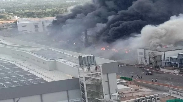 टाटा इलेक्ट्रॉनिक्स प्लांट में लगी आग से उठता काला धुआं