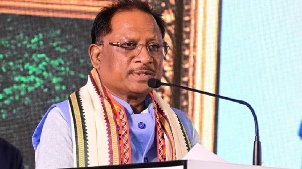 मुख्यमंत्री विष्णुदेव साय दिल्ली की यात्रा के लिए रवाना होने से पहले रायपुर में कार्यक्रमों में भाग लेते हुए।