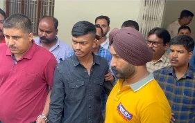 Raipur City Crime: राजधानी रायपुर के तेलीबांधा में कारोबारी के आफिस पर फायरिंग करने के मामले में झारखंड के गैंगस्टर अमन साहू को