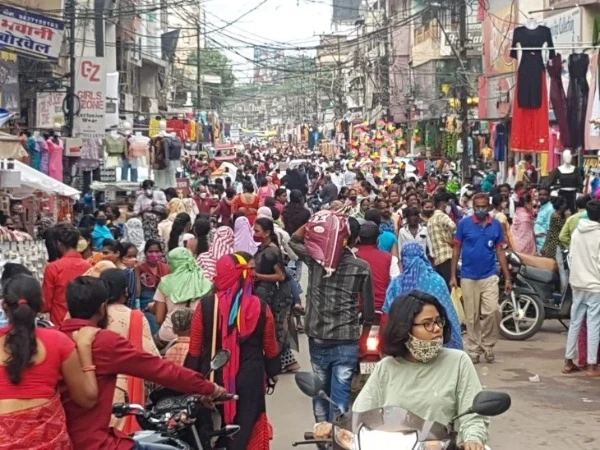 रायपुर के गोलबाजार, मालवीय रोड और सदरबाजार में धनतेरस के दौरान खरीदारी करते लोग और ट्रैफिक जाम की स्थिति।