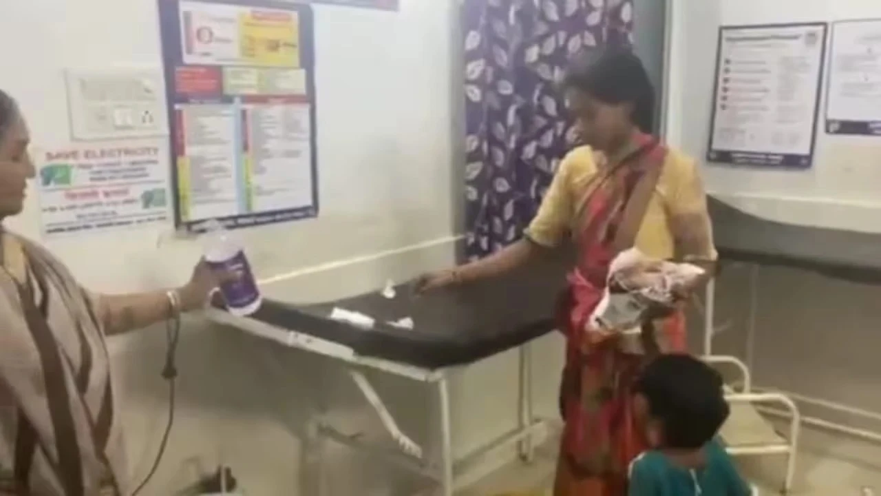 गर्भवती आदिवासी महिला डिंडोरी अस्पताल में अपने मृत पति के खून से सना बिस्तर साफ करते हुए, घटना के बाद अस्पताल स्टाफ और प्रशासन पर संवेदनहीनता के आरोप।