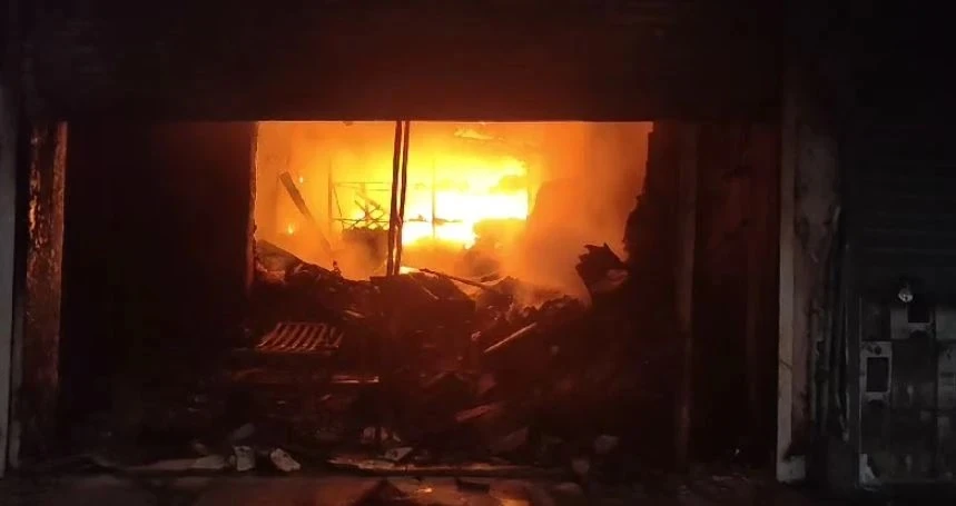 भोपाल के कपड़ा मार्केट में लगी आग, लाखों रुपए का नुकसान
