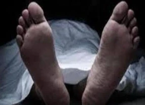 Gujarat News: गुजरात के मेहसाणा जिले से एक चौंकाने वाली घटना सामने आई है, जहां एक व्यक्ति अपनी शोकसभा में जिंदा लौट आया। 43 वर्षीय ब्रिजेश सुथार