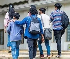 Ragging in medical college: तेलंगाना के एक मेडिकल कॉलेज में हैरान करने वाली घटना सामने आई है। कुछ वरिष्ठ छात्रों और एक सहायक प्रोफेसर को एक प्रथम वर्ष के छात्र