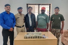 CG News: कवर्धा में रविवार को वाहनों की तलाशी के दौरान पुलिस ने एक कार 30 लाख से अधिक का कैश जब्त किया है। कवर्धा की चिल्फी पुलिस ने ये कार्रवाई की है।