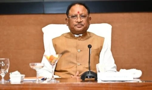 छत्तीसगढ़ के मुख्यमंत्री विष्णुदेव साय और केंद्रीय नागर विमानन मंत्री राममोहन नायडू, हवाई अड्डों के विकास पर चर्चा करते हुए।