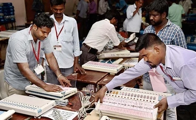 रायपुर दक्षिण विधानसभा उपचुनाव की मतगणना के लिए इंजीनियरिंग कॉलेज में तैयार EVM स्ट्रांग रूम।