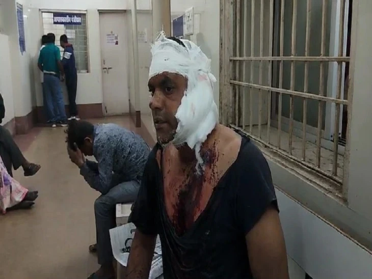 भिलाई के नेवई थाना क्षेत्र में दो गुटों की झड़प के दौरान पूर्व सीआईएसएफ जवान पर कटर से हमला, आत्मरक्षा में रिवॉल्वर से फायरिंग।