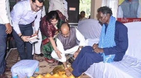 CG News: उप मुख्यमंत्री अरुण साव ने अपने जन्म दिवस पर रतनपुर में सफाई कर्मचारियों का पांव पखार कर उनका सम्मान किया