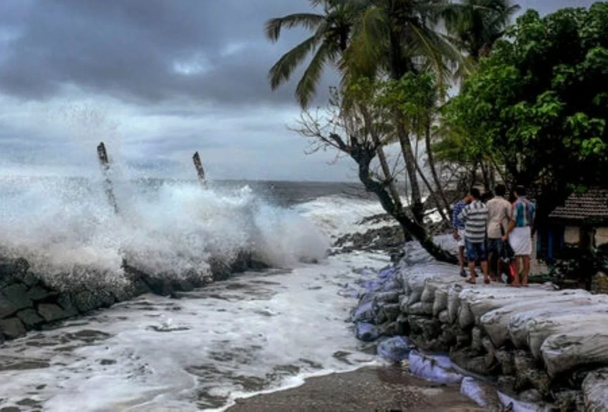चक्रवात फेंगल के कारण तमिलनाडु के तटीय क्षेत्रों में भारी बारिश और तेज हवाओं का अनुमान, भारतीय मौसम विभाग द्वारा अलर्ट जारी किया गया।