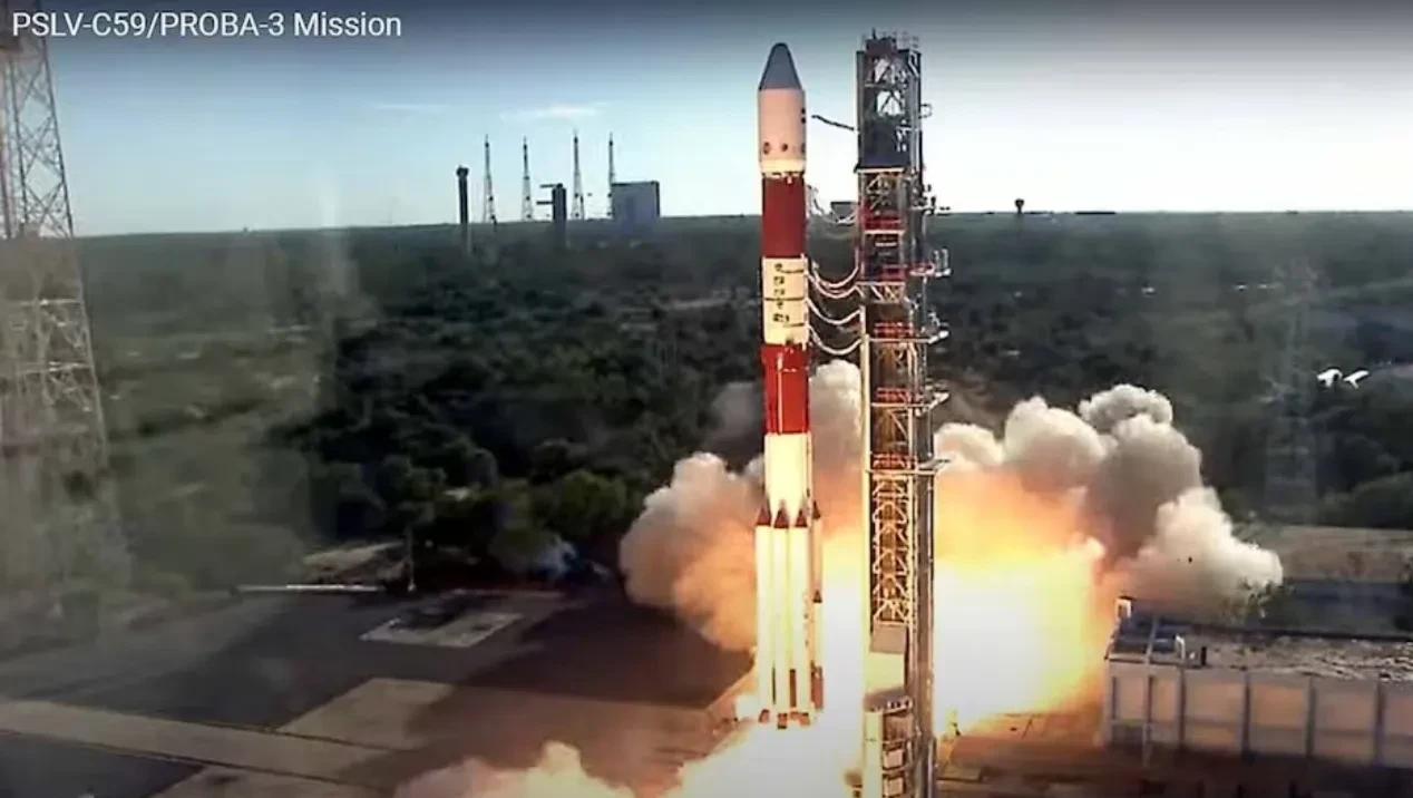 ISRO द्वारा 5 दिसंबर 2024 को प्रोबा-3 मिशन का सफलतापूर्वक लॉन्च, जिसमें दो सैटेलाइट्स कोरोनाग्राफ और ऑक्लटर को PSLV-XL रॉकेट से अंतरिक्ष में भेजा गया। यह मिशन सूरज के कोरोना के रहस्यों की खोज करेगा।