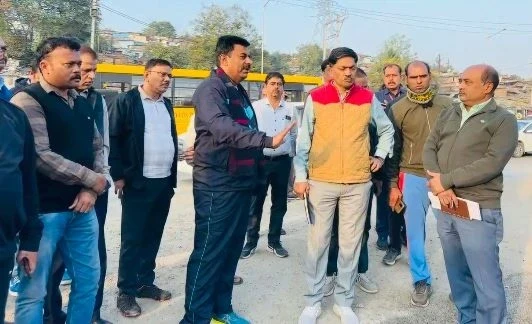 अलसुबह विधायक रामेश्वर शर्मा उतरे सड़क पर, सिक्सलेन और दानिशकुंज फोरलेन सड़क का किया निरीक्षण