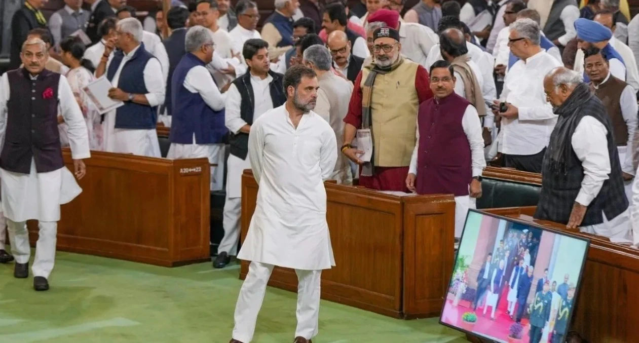 20 दिसंबर को संसद में हुए धक्का-मुक्की मामले में भाजपा सांसदों ने राहुल गांधी के खिलाफ पुलिस में शिकायत दर्ज की, जिससे संसद में हंगामा होने की संभावना है।