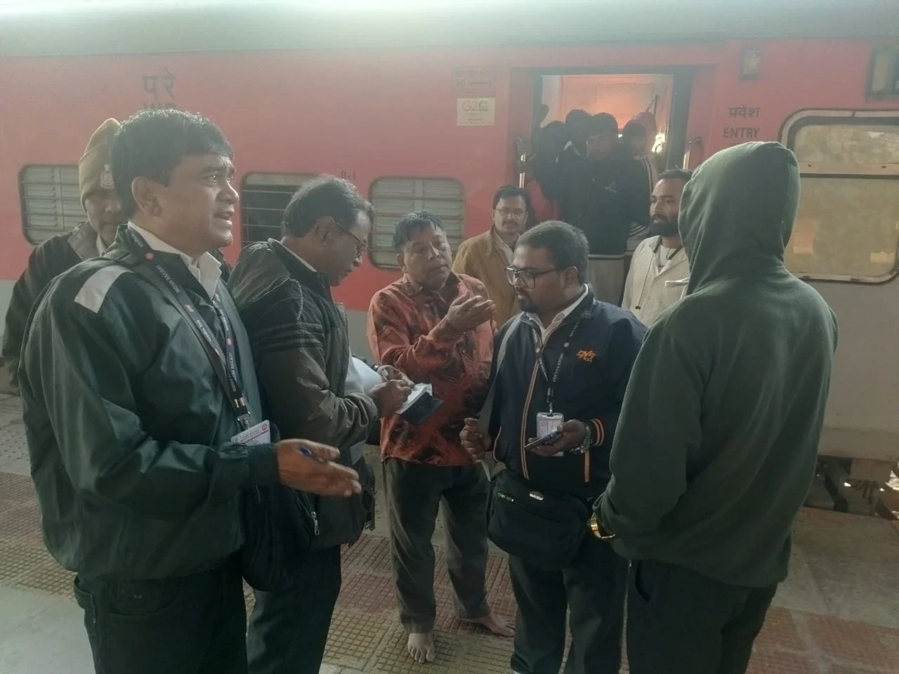 भोपाल मंडल में किलाबंदी टिकट चेकिंग अभियान: 9 स्टेशनों पर कार्रवाई, 1549 यात्रियों से वसूला 8.66 लाख जुर्माना भोपाल मंडल में किलाबंदी टिकट चेकिंग अभियान: 9 स्टेशनों पर कार्रवाई, 1549 यात्रियों से वसूला 8.66 लाख जुर्माना