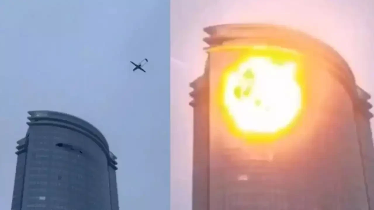 यूक्रेनी ड्रोन हमले के बाद कज़ान, रूस में ऊंची इमारतों में लगी आग, 9/11 की यादें ताजा हुईं। वीडियो में एक ड्रोन टकराते हुए और विस्फोट होते हुए दिखाई दे रहा है।