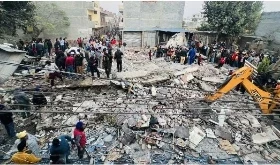 building collapse: पंजाब के मोहाली के सोहाना सैनी बाग के पास शनिवार शाम को बड़ा हादसा हो गया। बताया जा रहा है कि सोहाना सैनी बाग