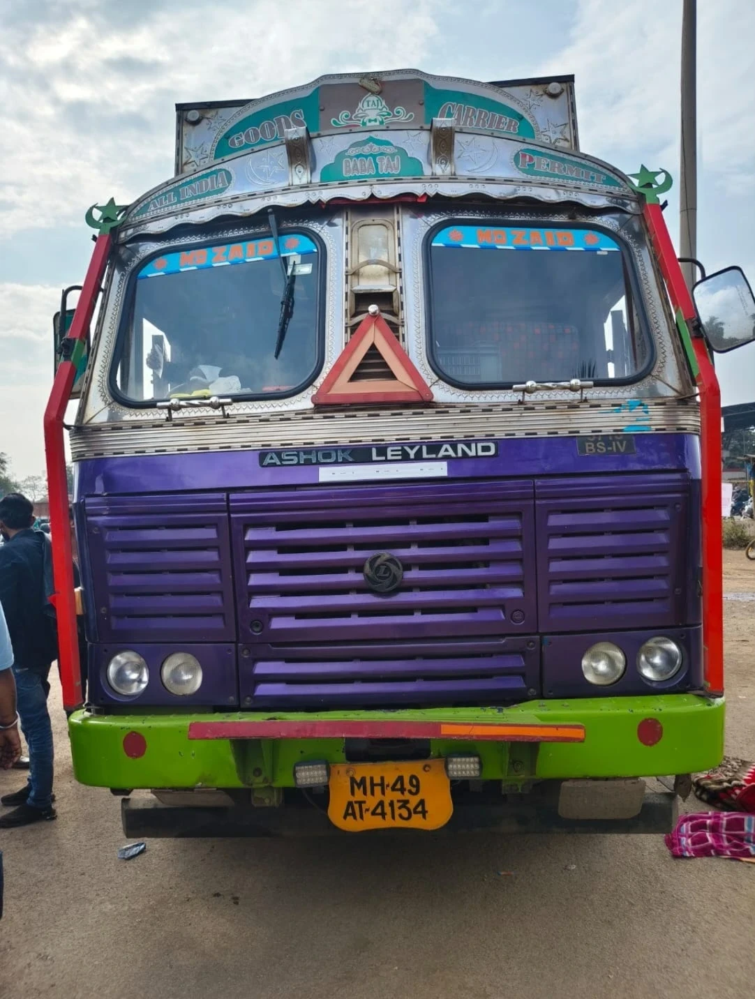 दुर्ग के कुम्हारी टोल प्लाजा पर पुलिस और स्थानीय लोगों ने गौवंश के चमड़े से भरे ट्रक को पकड़ा। ट्रक में लाखों रुपये की कीमत के गौवंश के चमड़े की खाल थी।