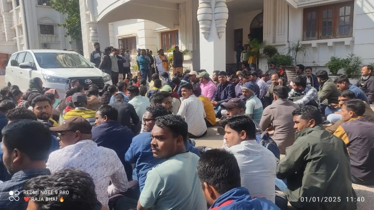 30 B.Ed assistant teachers protesting at the BJP office in Raipur following their dismissal, with police registering a case against them under Section 151.