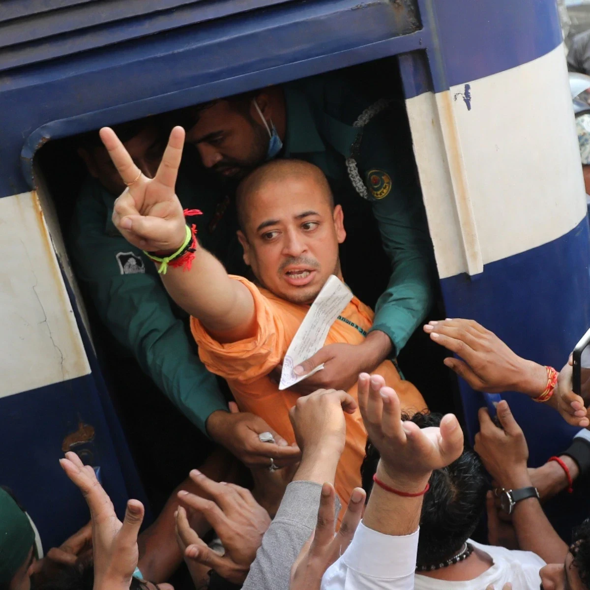 बांग्लादेश के चट्टोग्राम की अदालत ने हिंदू पुजारी और पूर्व इस्कॉन नेता चिन्मय कृष्ण दास को बांग्लादेश के राष्ट्रीय ध्वज का अपमान करने के आरोप में जमानत देने से इंकार कर दिया।